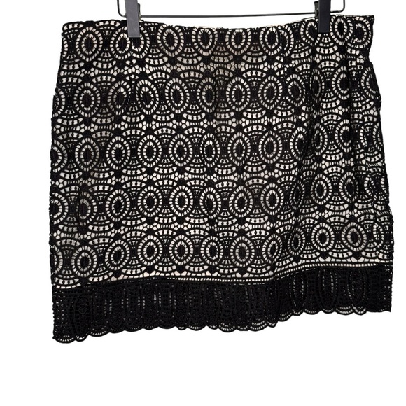 Club Monaco Black Lace Mini Skirt Size 10 Feminine - Picture 2 of 6